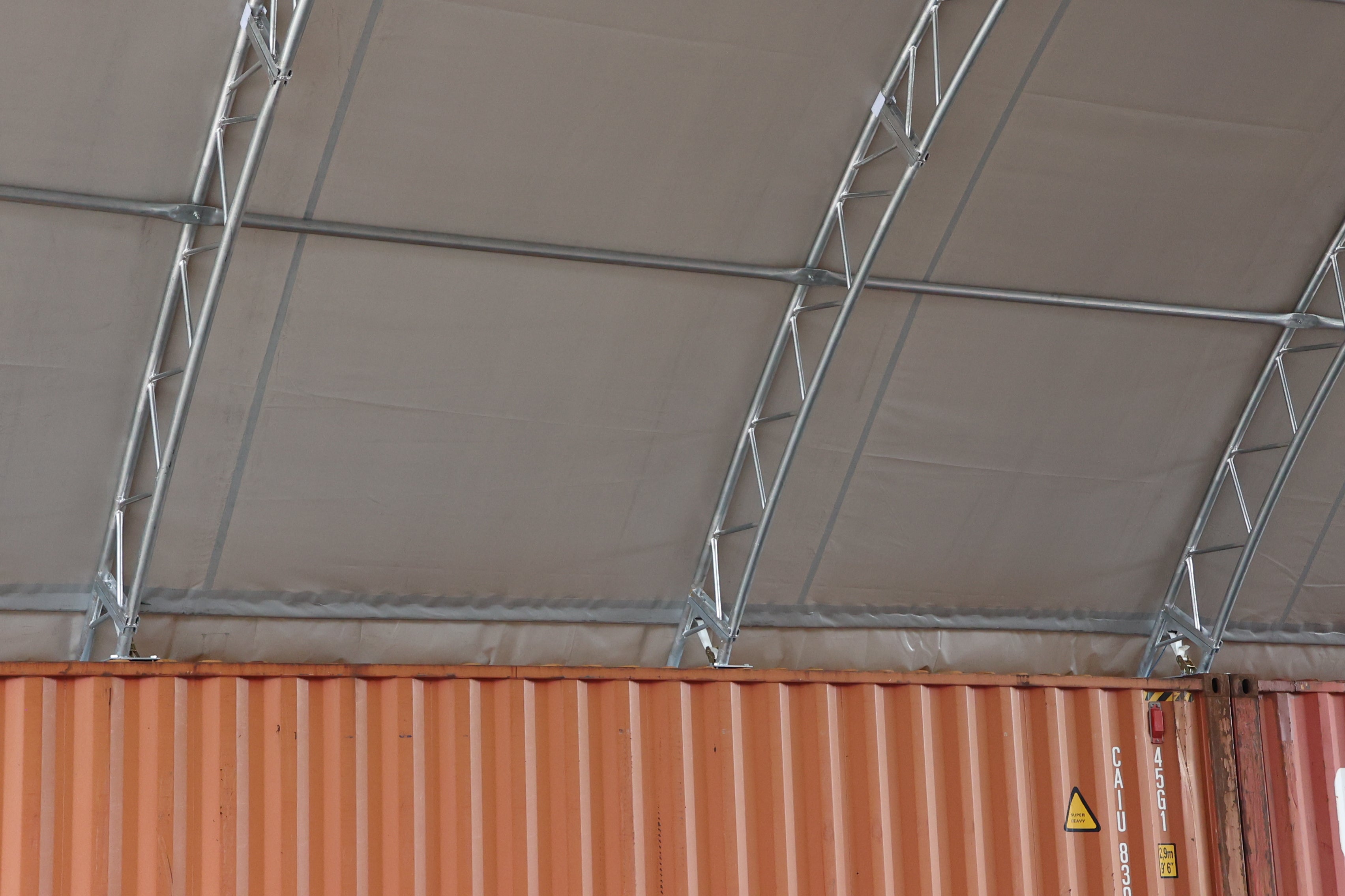 Καταφύγιο Δοχείου - 60ft x 40ft x 20ft (18.3m x 12m x 6m) Εγκατεστημένο στο Εσωτερικό των δοχείων