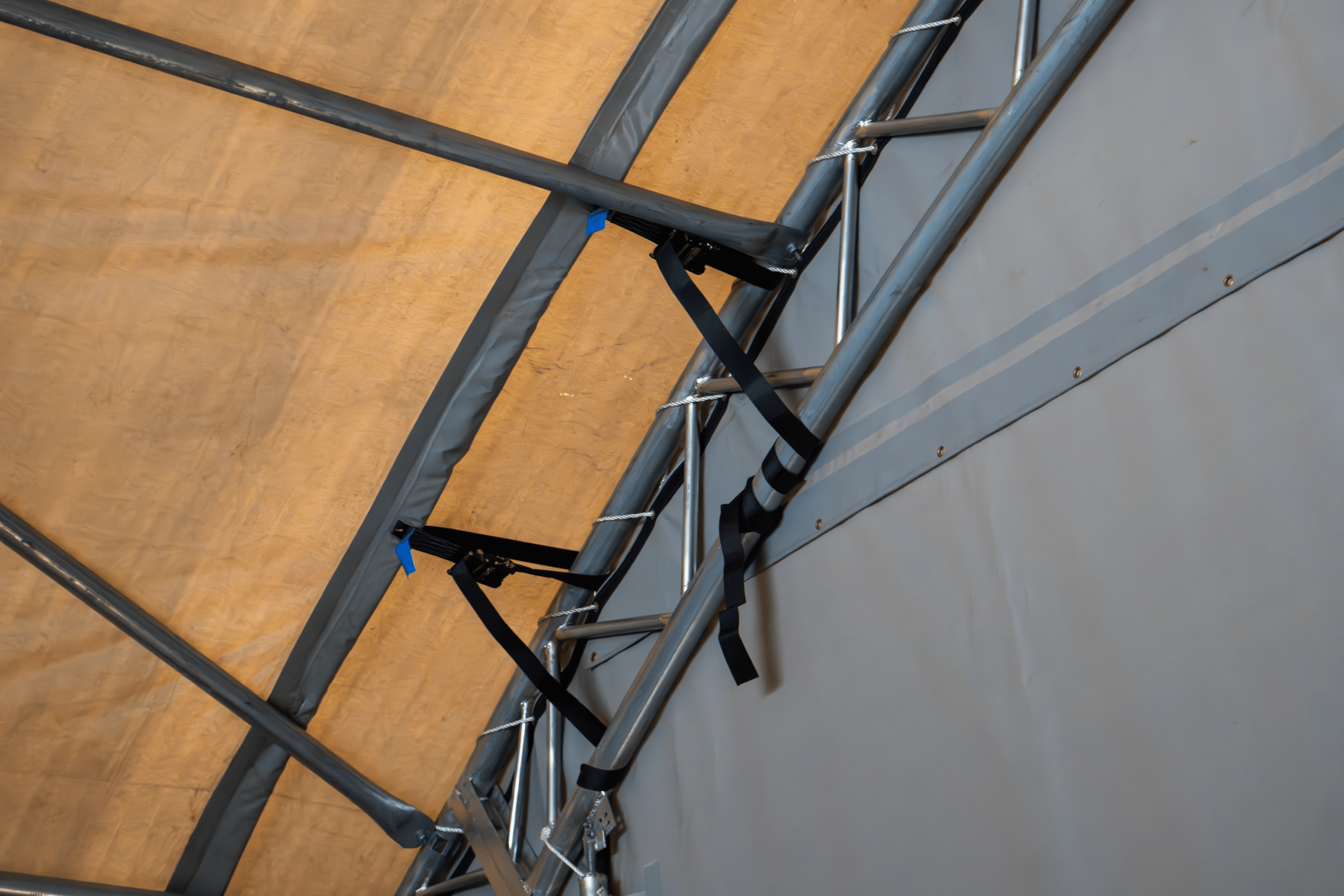Καταφύγιο Δοχείου - 60ft x 40ft x 20ft (18.3m x 12m x 6m) Εγκατεστημένο στην Εξωτερική πλευρά των δοχείων